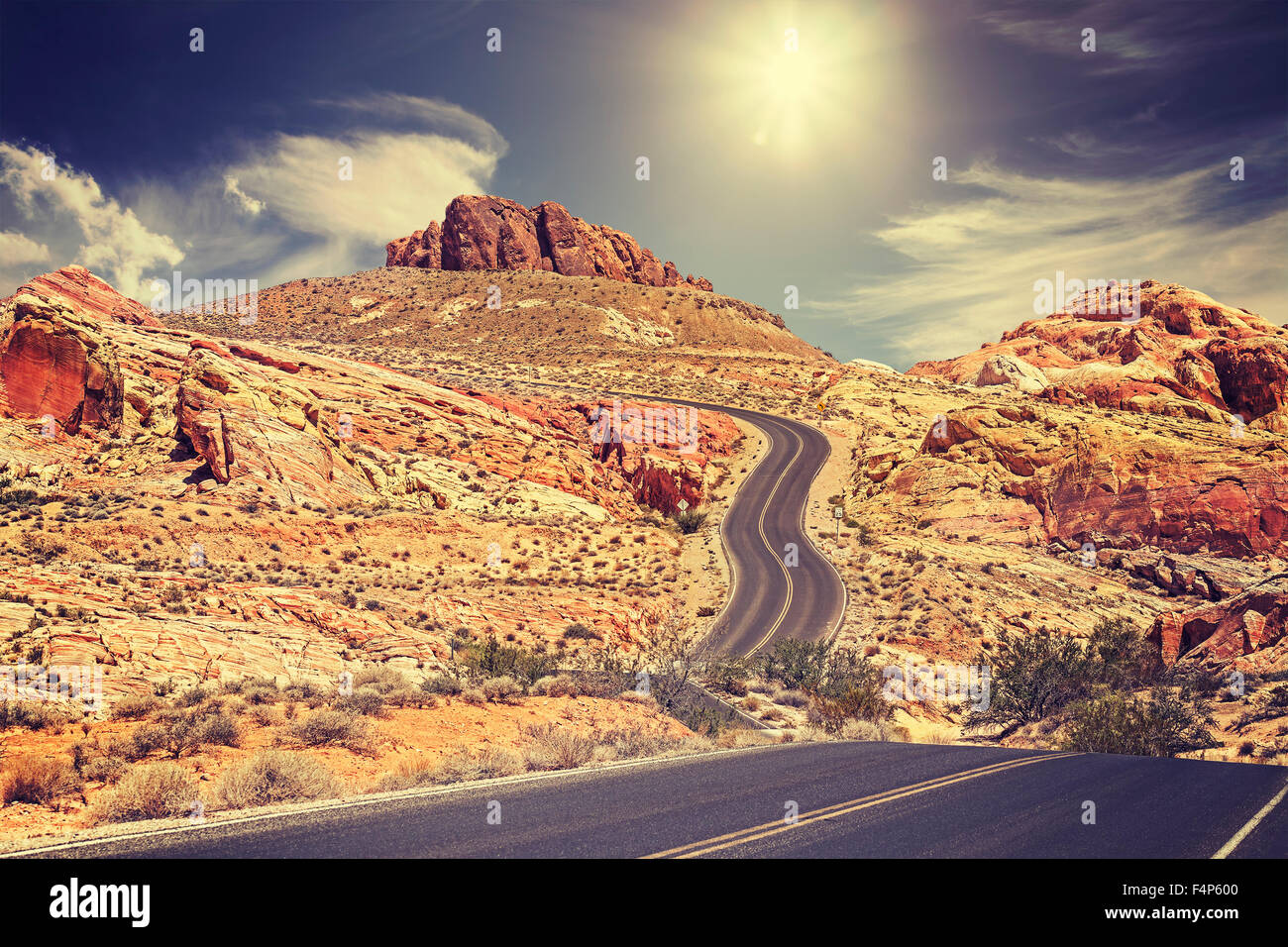 Retrò immagine stilizzata di una strada di campagna, concetto di viaggio, STATI UNITI D'AMERICA. Foto Stock