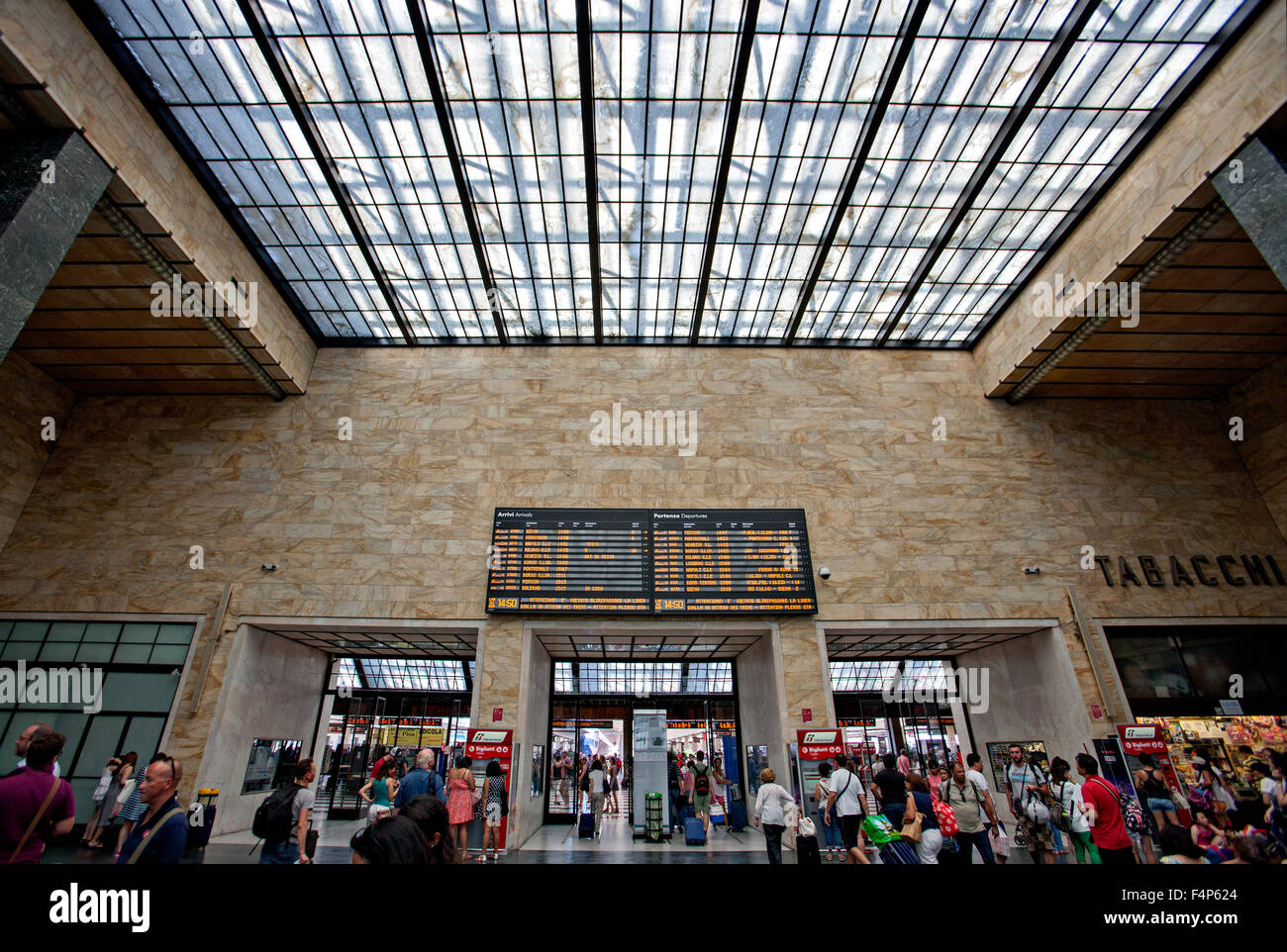 Santa Maria Novella ,stazione,gli arrivi e le partenze board,interno  ,lucernario, pendolari, Firenze Italia Foto stock - Alamy