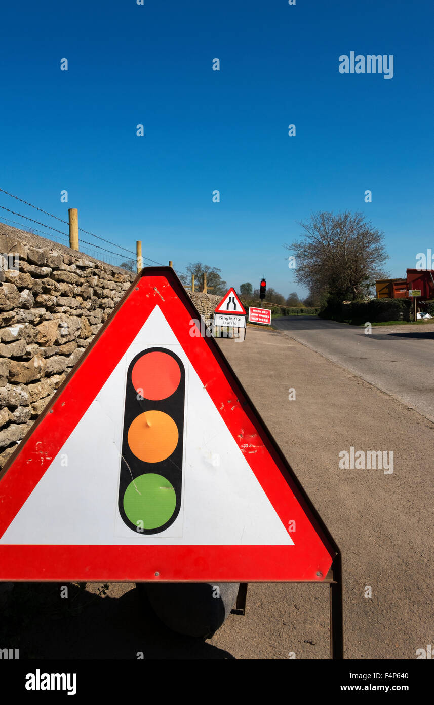 Semaforo segno per lavori stradali lungo una corsia in Fairford, Gloucestershire, Regno Unito Foto Stock