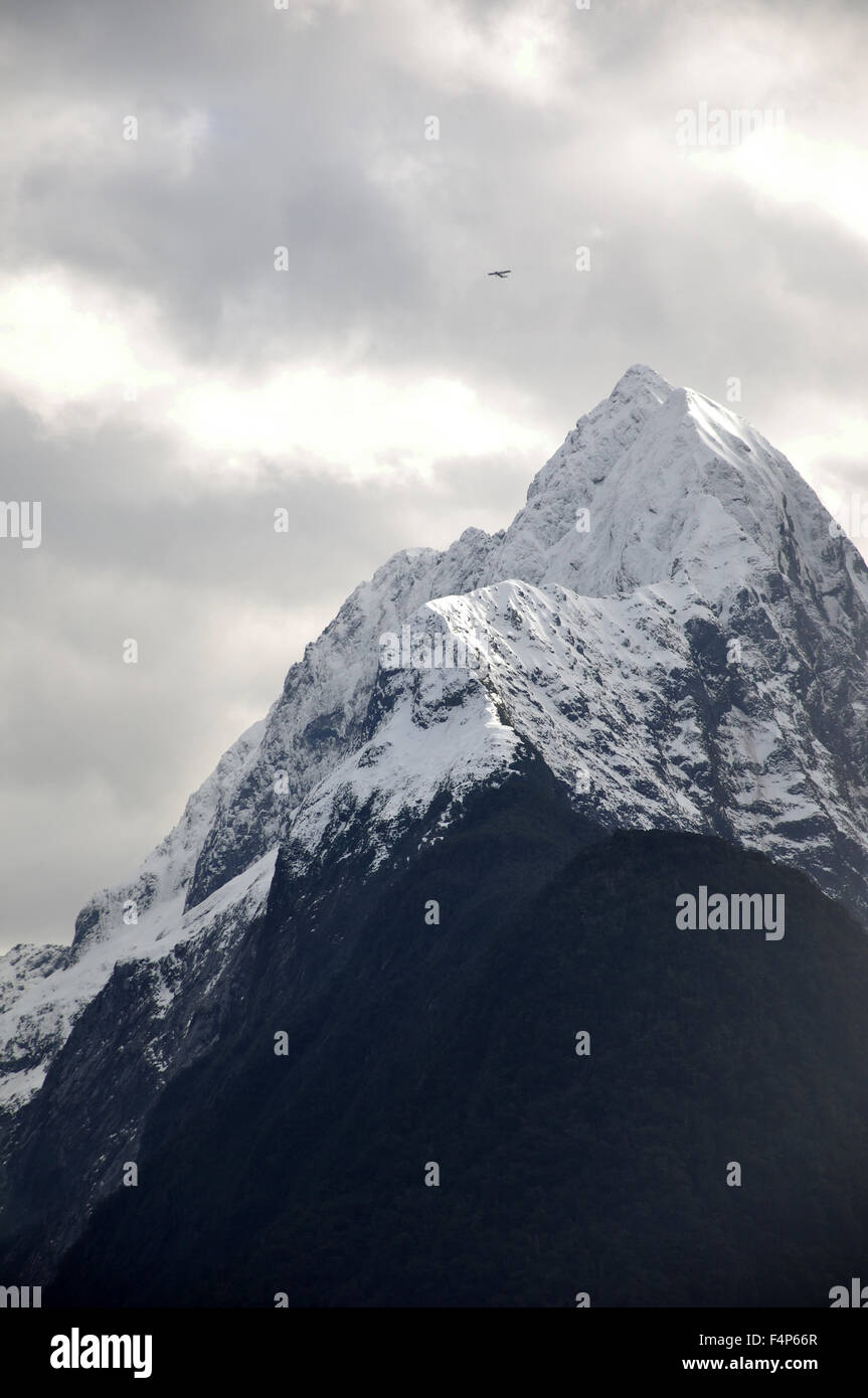 Volo turistico al di sopra di Mitre Peak, Milford Sound, Fiordland, Nuova Zelanda Foto Stock