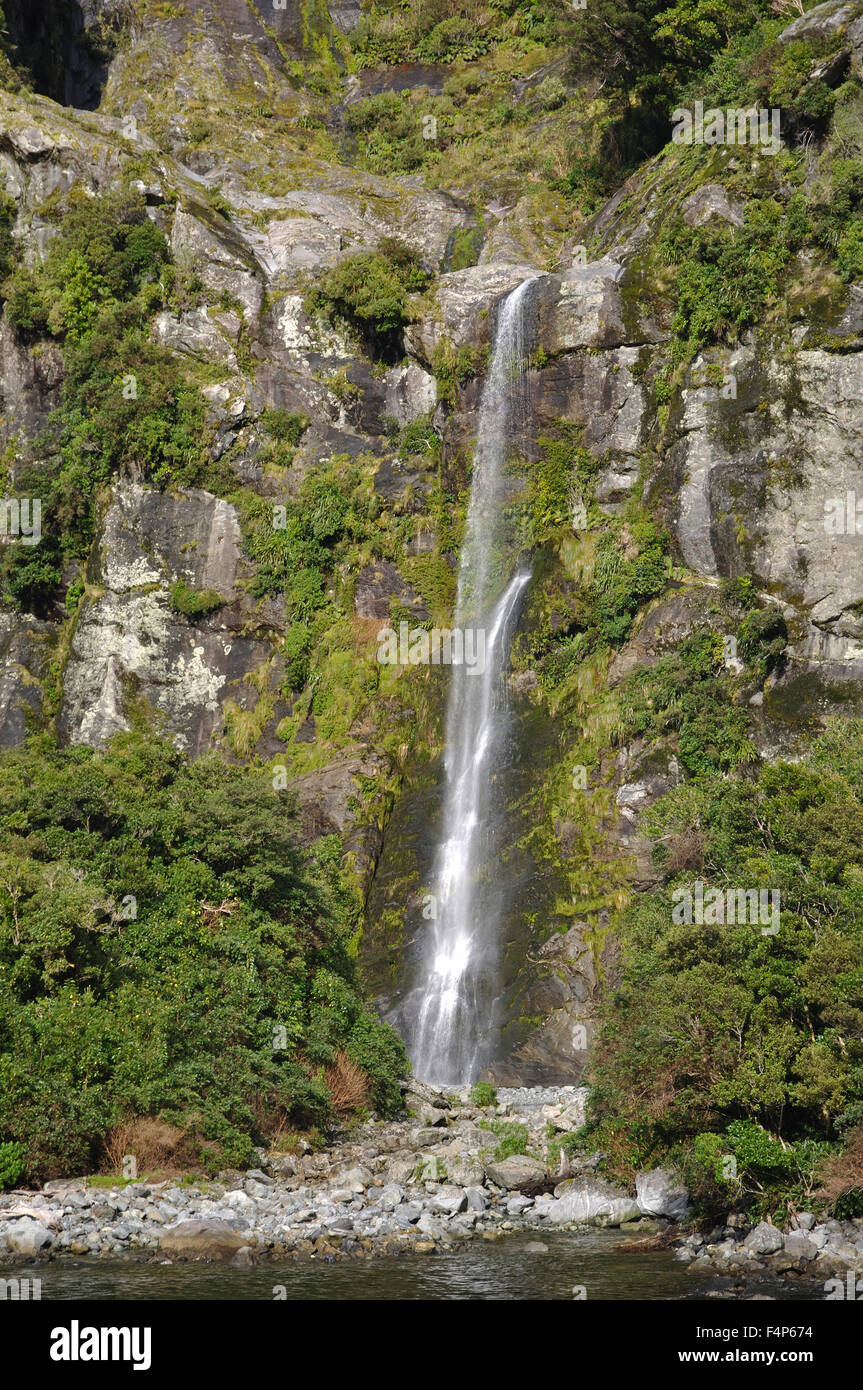 Onu-denominato Waterfall a Milford Sound, Fiordland, Nuova Zelanda Foto Stock