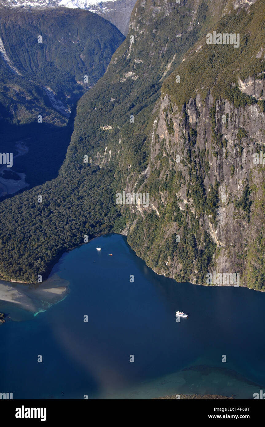 Vista aerea del lancio turistico a Milford Sound, Fiordland, Nuova Zelanda Foto Stock