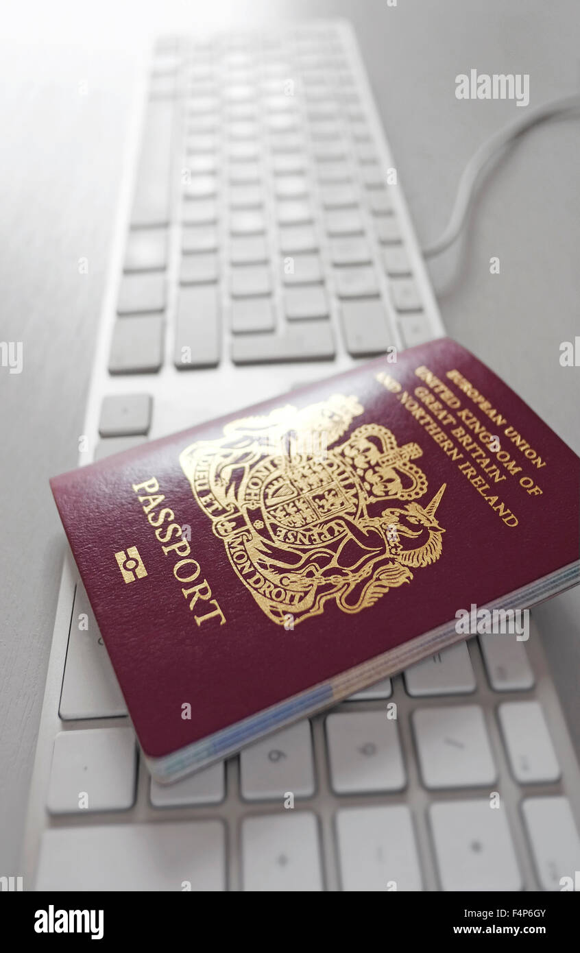 Passaporto britannico sulla tastiera del computer Foto Stock