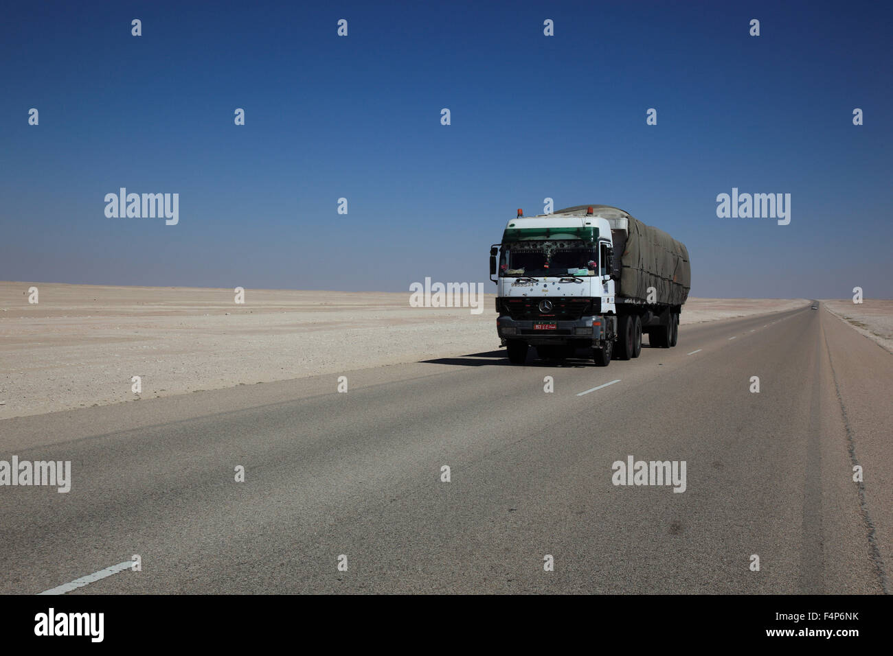 "Scena sulla strada costiera da Salalah a Nizwa; 1000 km attraverso il ''Empty Quarter'', ar-Rub al Khali' Foto Stock