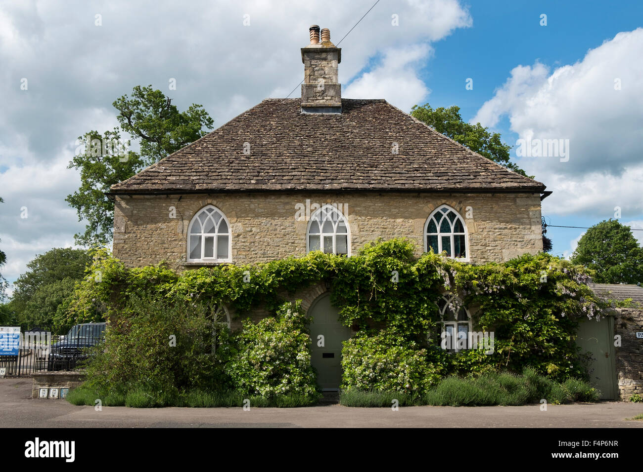 Il Glicine cresce un lodge house di Fairford, Gloucestershire, Regno Unito Foto Stock