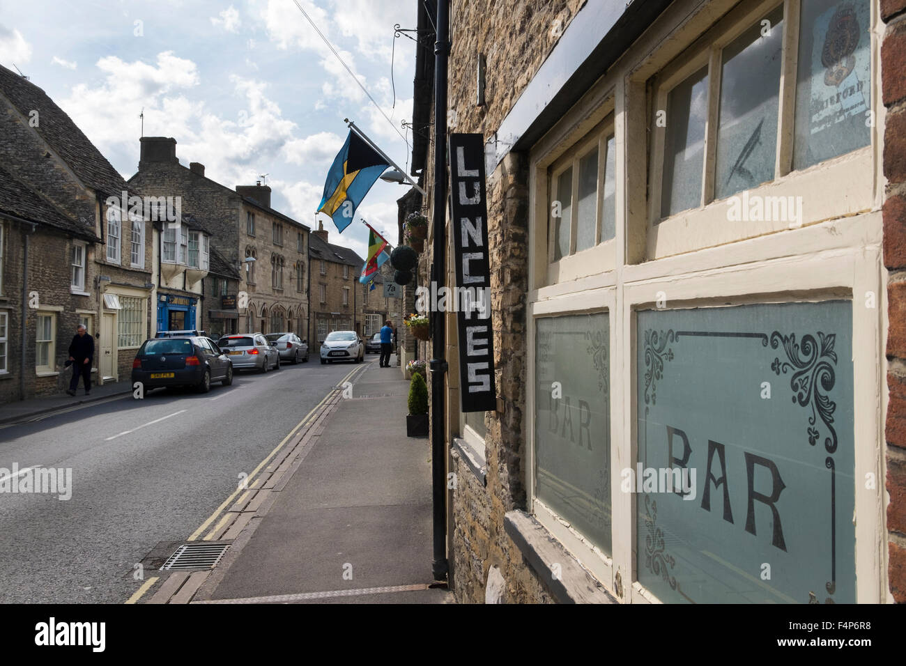 Un pub pubblicità al sacco in London street a Fairford, Gloucestershire, Regno Unito Foto Stock