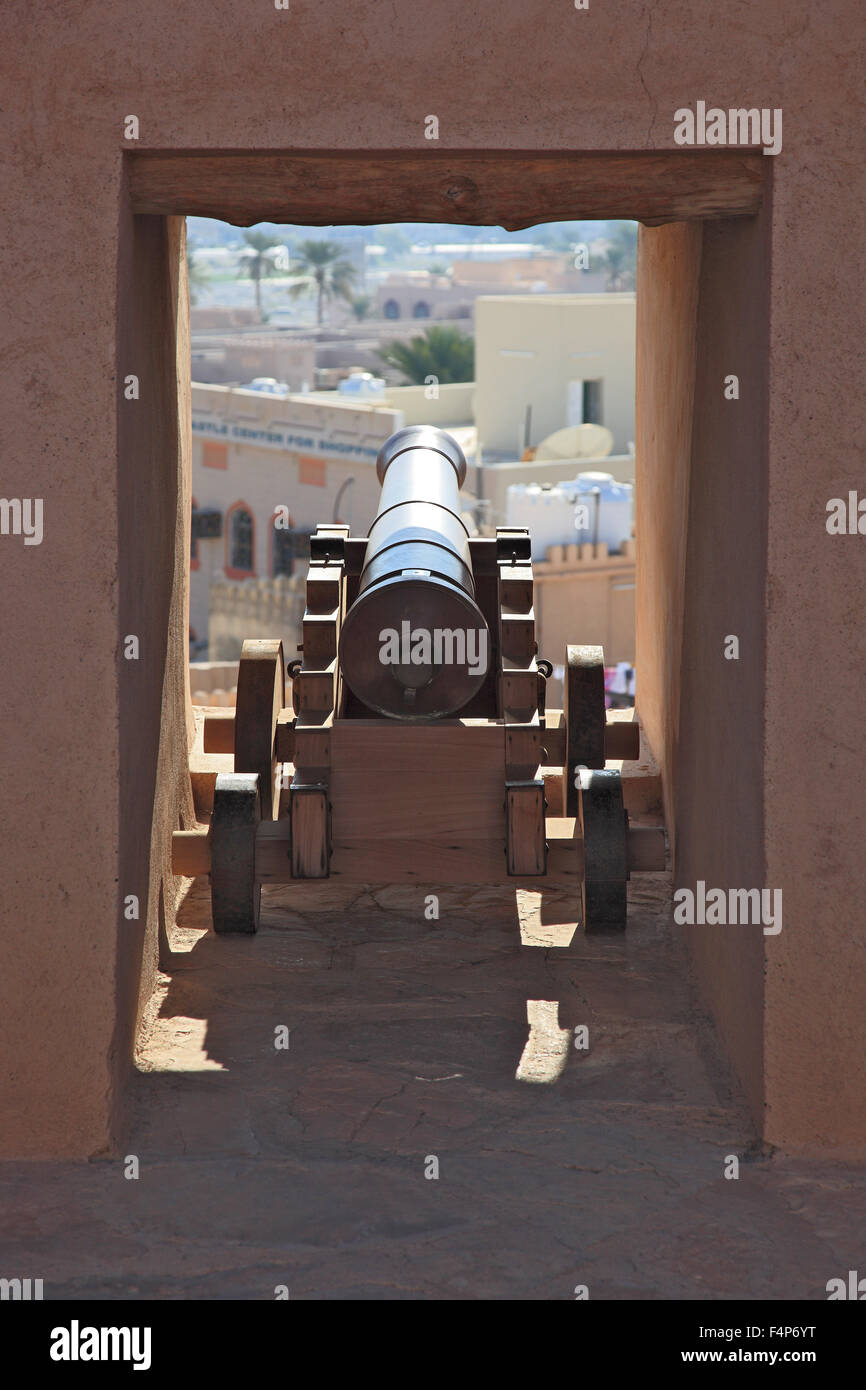 Piattaforma di cannone in fort Nizwa. Nizwa è il centro della nonna nicchie di heartland. L'oasi cittadina si trova con il sud e Foto Stock