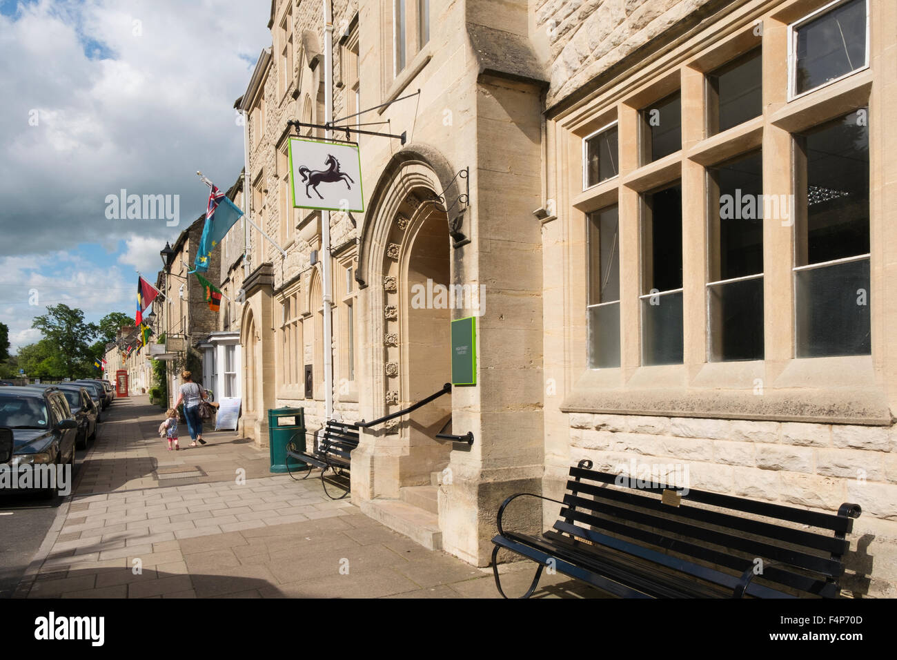 La filiale locale di Lloyds Bank in high street in fairford, Gloucestershire, Regno Unito Foto Stock