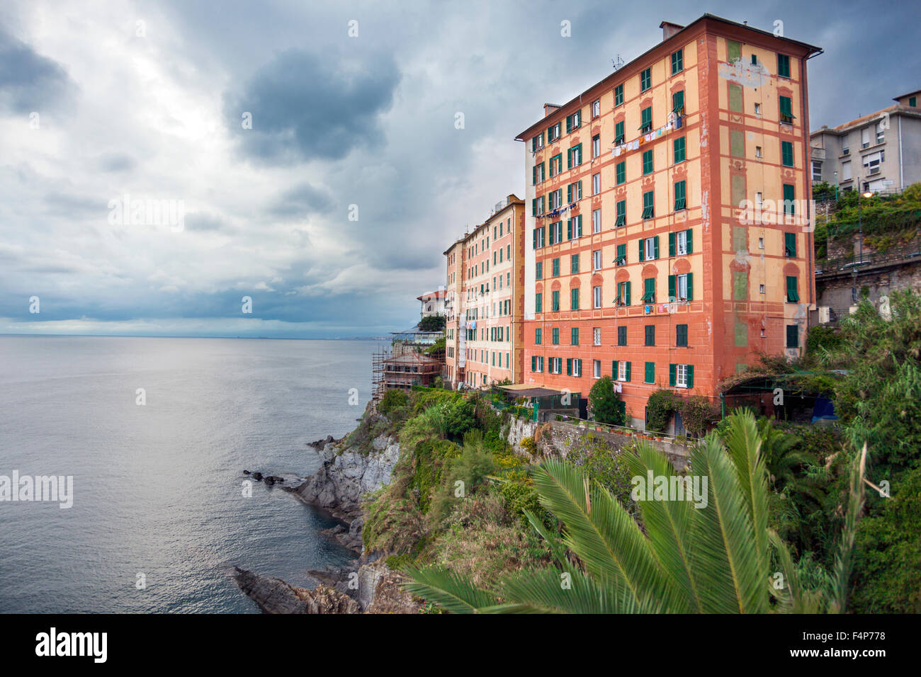 Blocchi di appartamenti sulle scogliere sul mare a Camogli, Italia Foto Stock