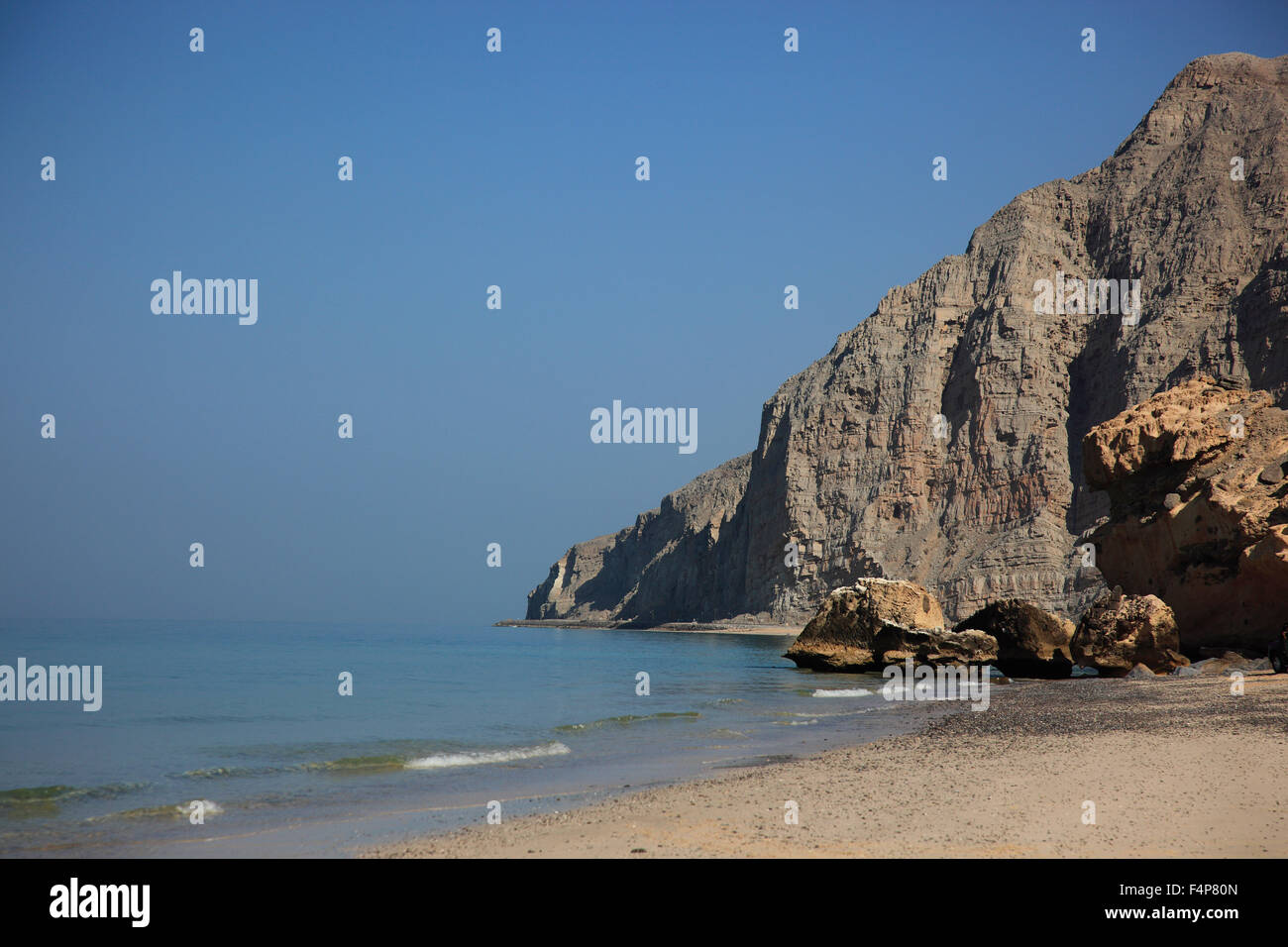 Costa nell'Arabian gold, con Bukha, Bucha, la nonna nicchie enclave di Musandam, Oman Foto Stock