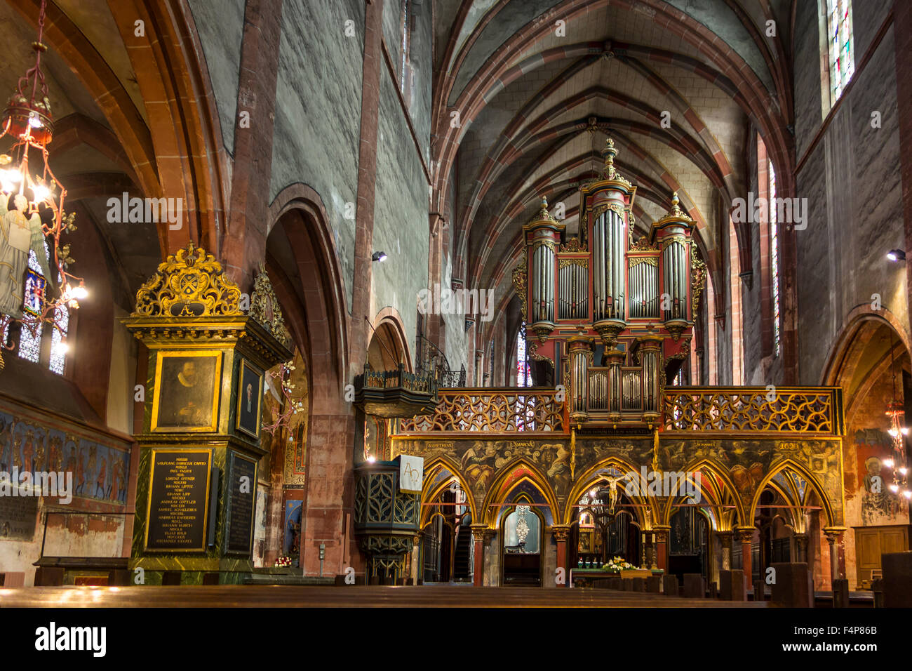Coro schermo / rood schermo e organo a canne di Saint-Pierre-le-Jeune Chiesa protestante di Strasburgo, Alsazia, Francia Foto Stock