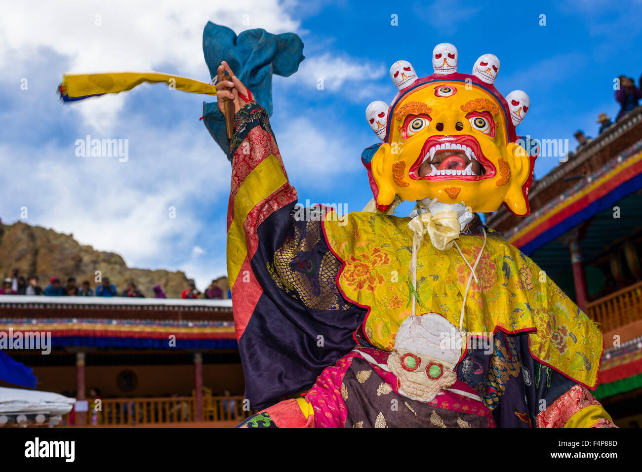 I monaci con grandi maschere di legno e coloratissimi costumi sta eseguendo danze rituali al festival di hemis nel cortile del monaste Foto Stock