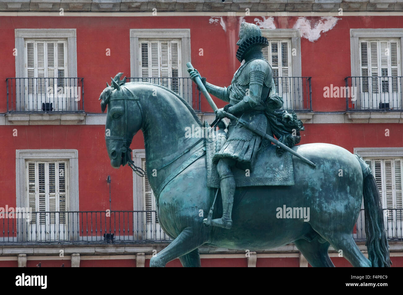 Spagna, Madrid, Plaza Mayor e la statua del re Felipe III Foto Stock