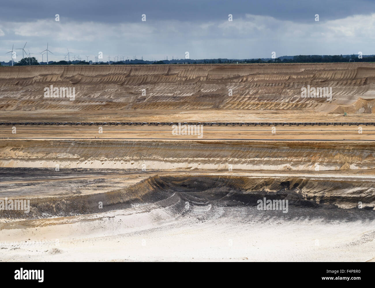 Cratered paesaggio della superficie campo minerario a Garzweiler, più grande della Germania a cielo aperto pit per l'estrazione di lignite. Foto Stock