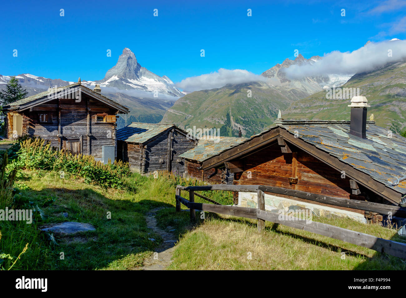 Il percorso si snoda attraverso un villaggio di montagna sotto il picco sul Cervino nelle Alpi Svizzere. Luglio, 2015. Il Cervino, Svizzera. Foto Stock