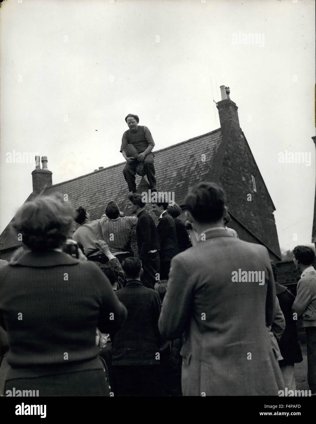 1965 - Udienza una -top la croce di maggiordomo in Medbourne è il villaggio cheer leader ''Frizzle'' Driver, tenendo un barile. © Keystone Pictures USA/ZUMAPRESS.com/Alamy Live News Foto Stock