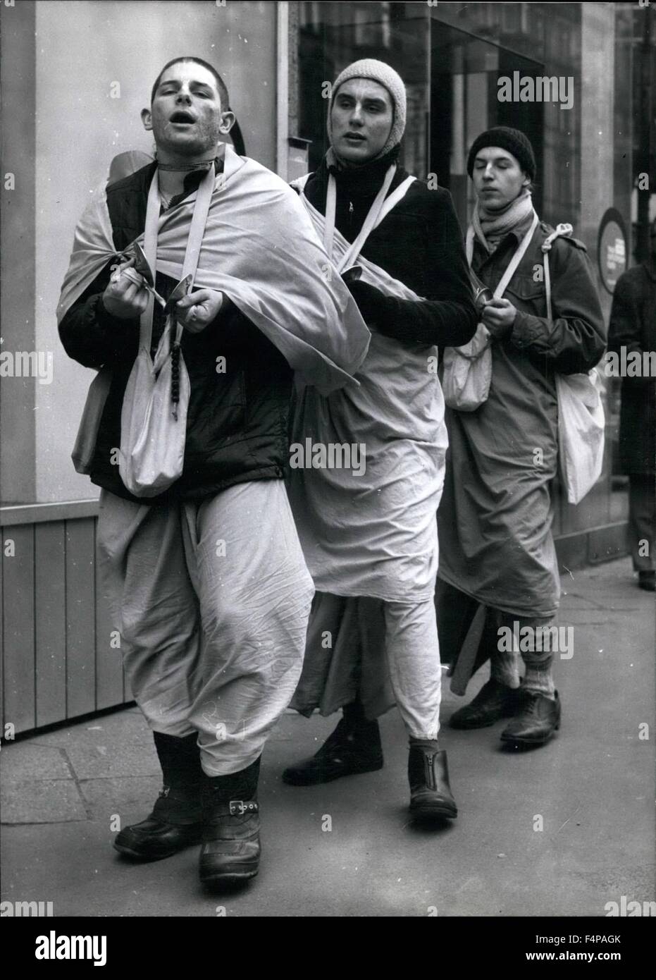 1965 - Krishna persone a Francoforte ''Hare Kriehna'' un gruppo di noi.alleato dreseed giovani uomini che camminano per le strade con passo lento., suonando e cantando poco belle e tamburi. Essi sono seguaci della ''International Society for Krishna conico/possiede.'' che vedono la loro missione nel 'Sankirtan-circolazione'', la diffusione del santo nome ''Krishna''. Il Krishna-rovement ha già filiali in tutti i continenti. 12 pm:ideate sono alla testa della società. Uno di loro, di cui il presidente del più grande tempio di ''ou, regione'' di Amburgo. A Monaco di Baviera en Harlin sono Radha-Kriehma-templi come ecll. Più ar Foto Stock