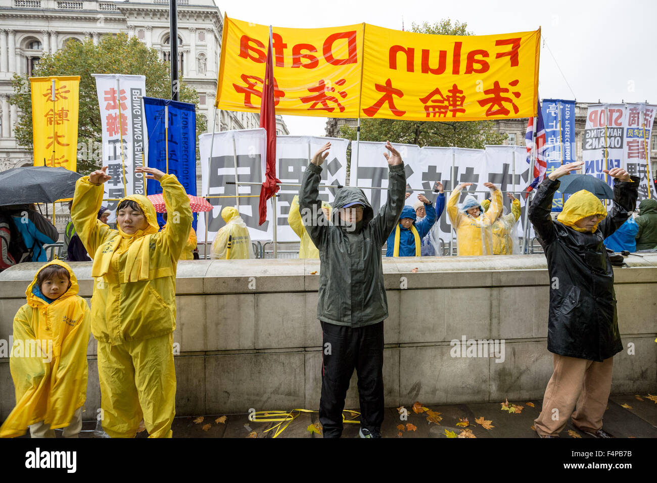 Londra, Regno Unito. Il 21 ottobre, 2015. Praticanti del Falun Gong (o Falun Dafa) stand in segno di protesta contro la persecuzione della loro disciplina spirituale da parte del Partito comunista cinese durante il Presidente Xi Jinping dell'arrivo a Downing Street nel secondo giorno della sua visita di stato in UK Credit: Guy Corbishley/Alamy Live News Foto Stock