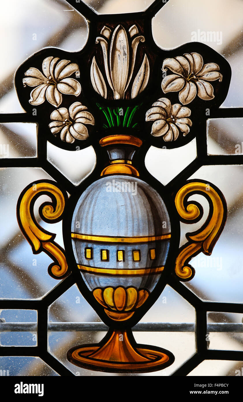 Vetrata raffigurante un vaso con fiori di colore bianco nella Cattedrale di Burgos, Castiglia, Spagna Foto Stock