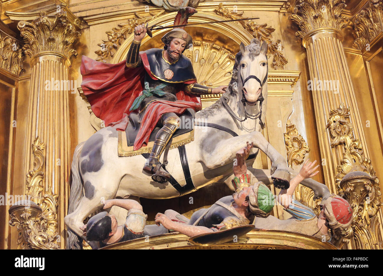 Statua di San Giacomo il moro-cacciatrice o Santiago Matamoros nella Cattedrale di Burgos, Spagna Foto Stock
