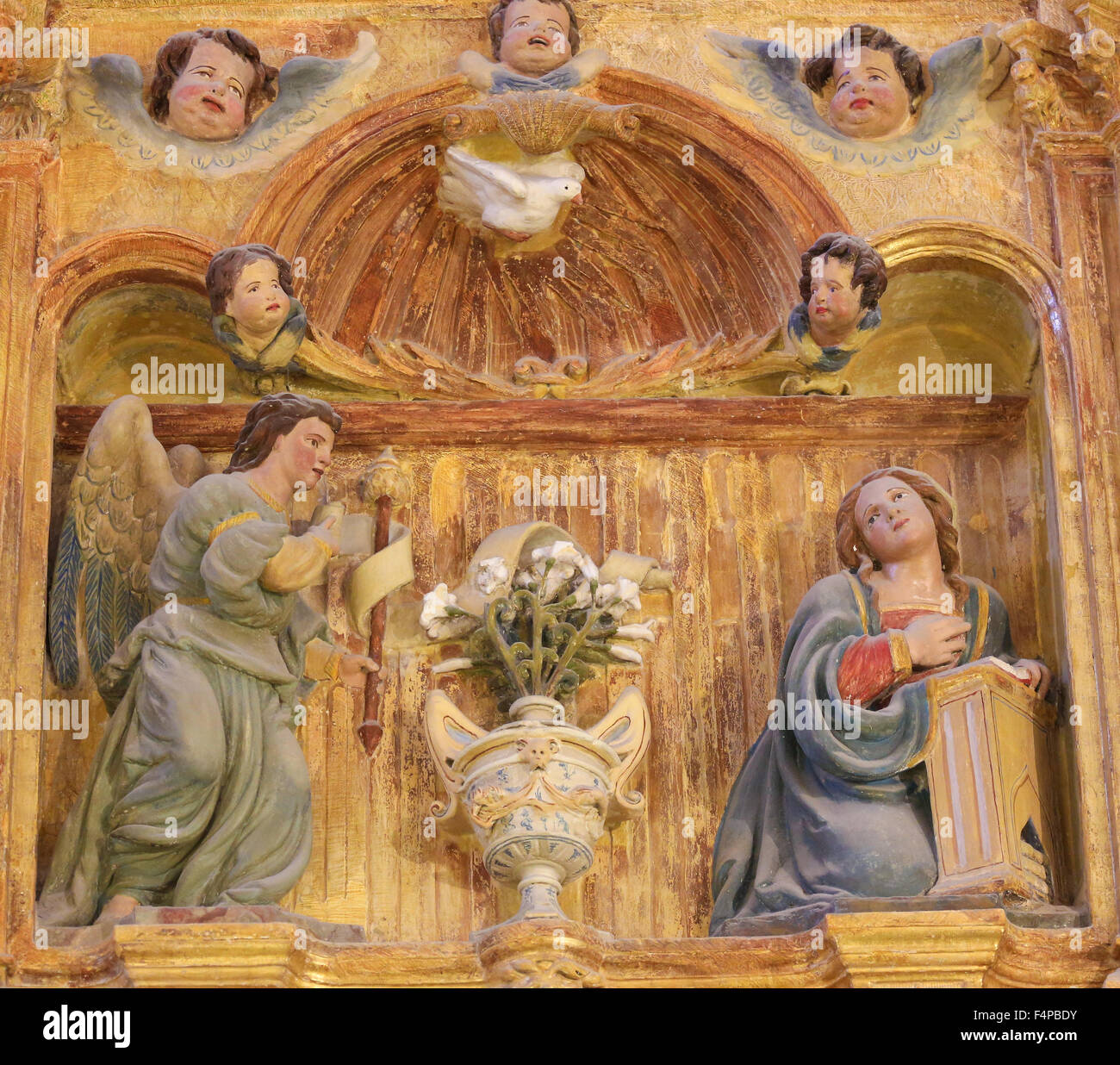 Annunciazione scultura raffigurante Maria Madre di Dio e l'Arcangelo Gabriele nella Cattedrale di Burgos Foto Stock
