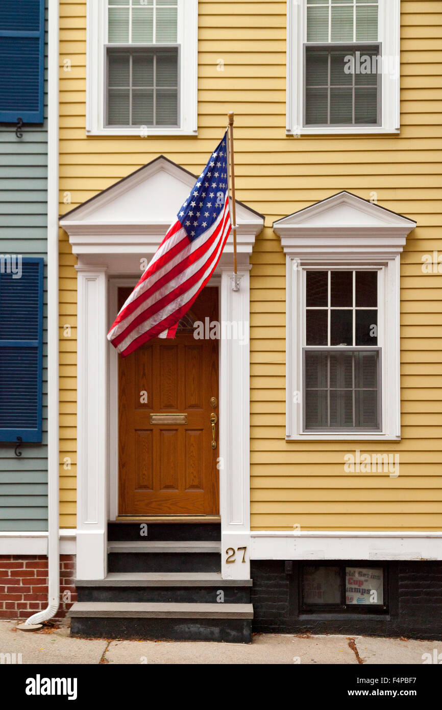 Gli Stati Uniti bandiera al di fuori di una casa americana, Boston, Massachusetts, STATI UNITI D'AMERICA Foto Stock