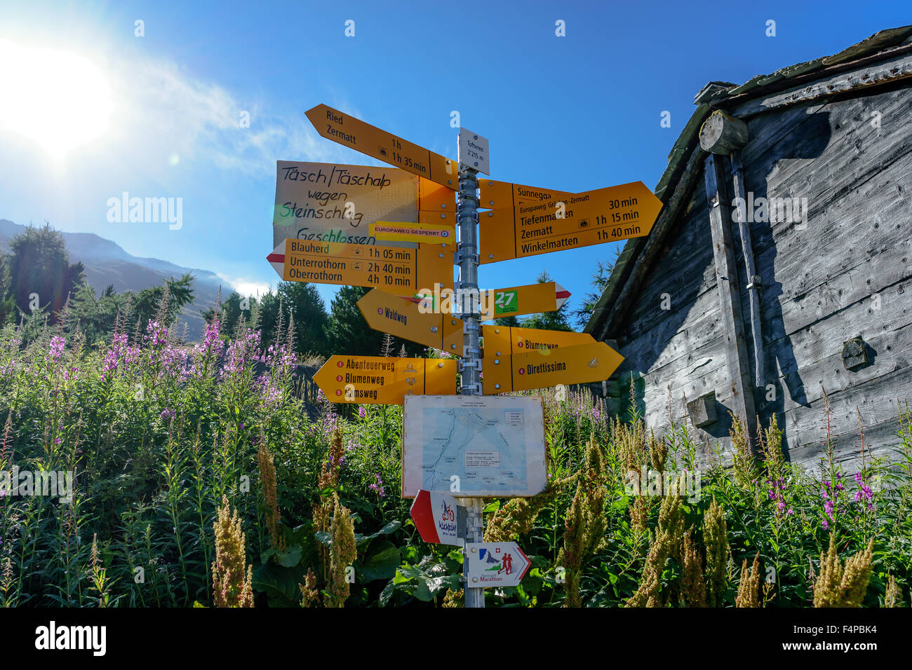 Segni sul Cervino Trail incrocio con sunrise. Luglio, 2015. Il Cervino, Svizzera. Foto Stock