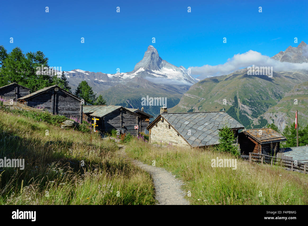 Un percorso che conduce a un villaggio di montagna sotto il picco sul Cervino. Luglio, 2105. Il Cervino, Svizzera. Foto Stock