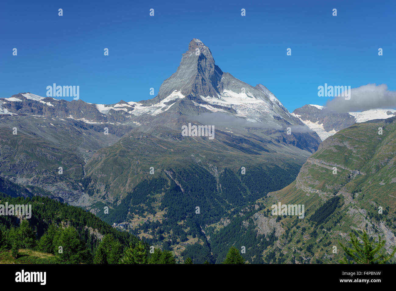 Il famoso Cervino peak nelle Alpi svizzere durante l'estate. Luglio, 2015. Il Cervino, Svizzera. Foto Stock