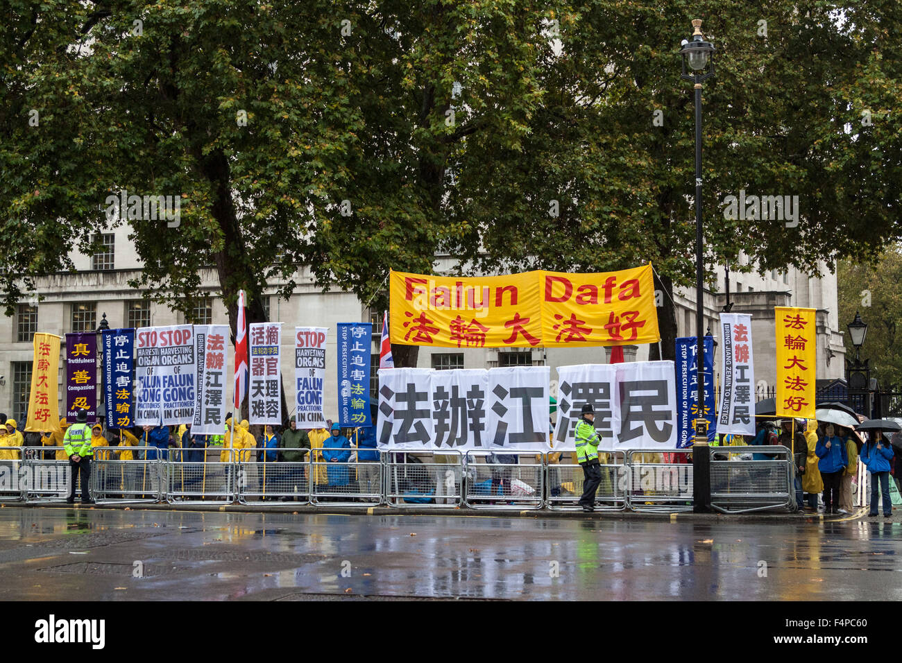 Londra, Regno Unito. Il 21 ottobre, 2015. Praticanti del Falun Gong (o Falun Dafa) stand in segno di protesta contro la persecuzione della loro disciplina spirituale da parte del Partito comunista cinese durante il Presidente Xi Jinping dell'arrivo a Downing Street nel secondo giorno della sua visita di stato in UK Credit: Guy Corbishley/Alamy Live News Foto Stock