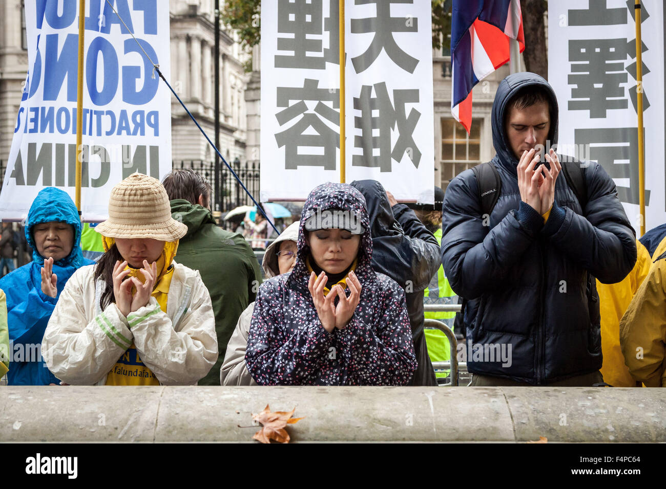 Londra, Regno Unito. Il 21 ottobre, 2015. Praticanti del Falun Gong (o Falun Dafa) stand in segno di protesta contro la persecuzione della loro disciplina spirituale da parte del Partito comunista cinese durante il Presidente Xi Jinping dell'arrivo a Downing Street nel secondo giorno della sua visita di stato in UK Credit: Guy Corbishley/Alamy Live News Foto Stock