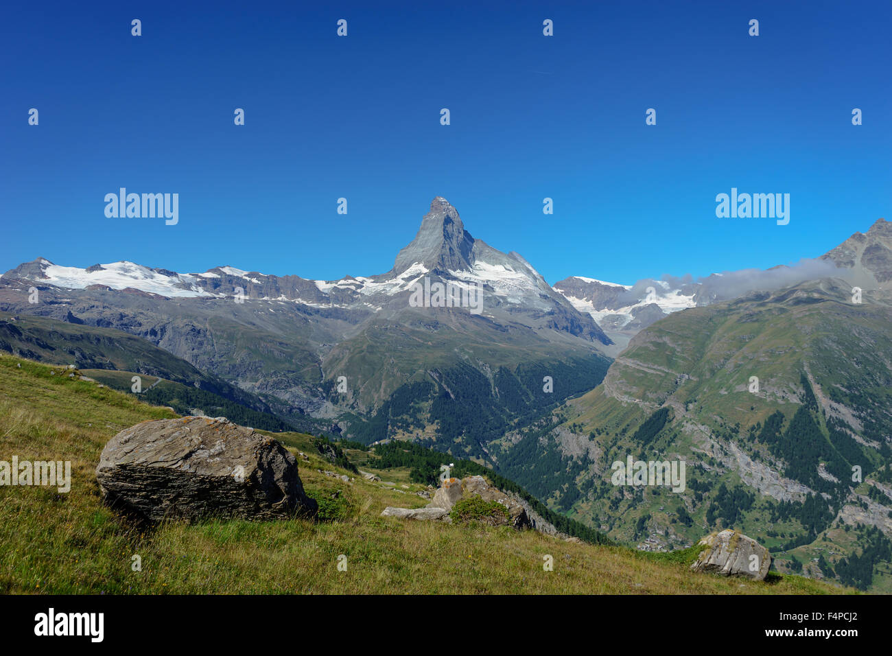 Massi e il famoso Cervino peak nelle Alpi Svizzere. Luglio, 2015. Il Cervino, Svizzera. Foto Stock