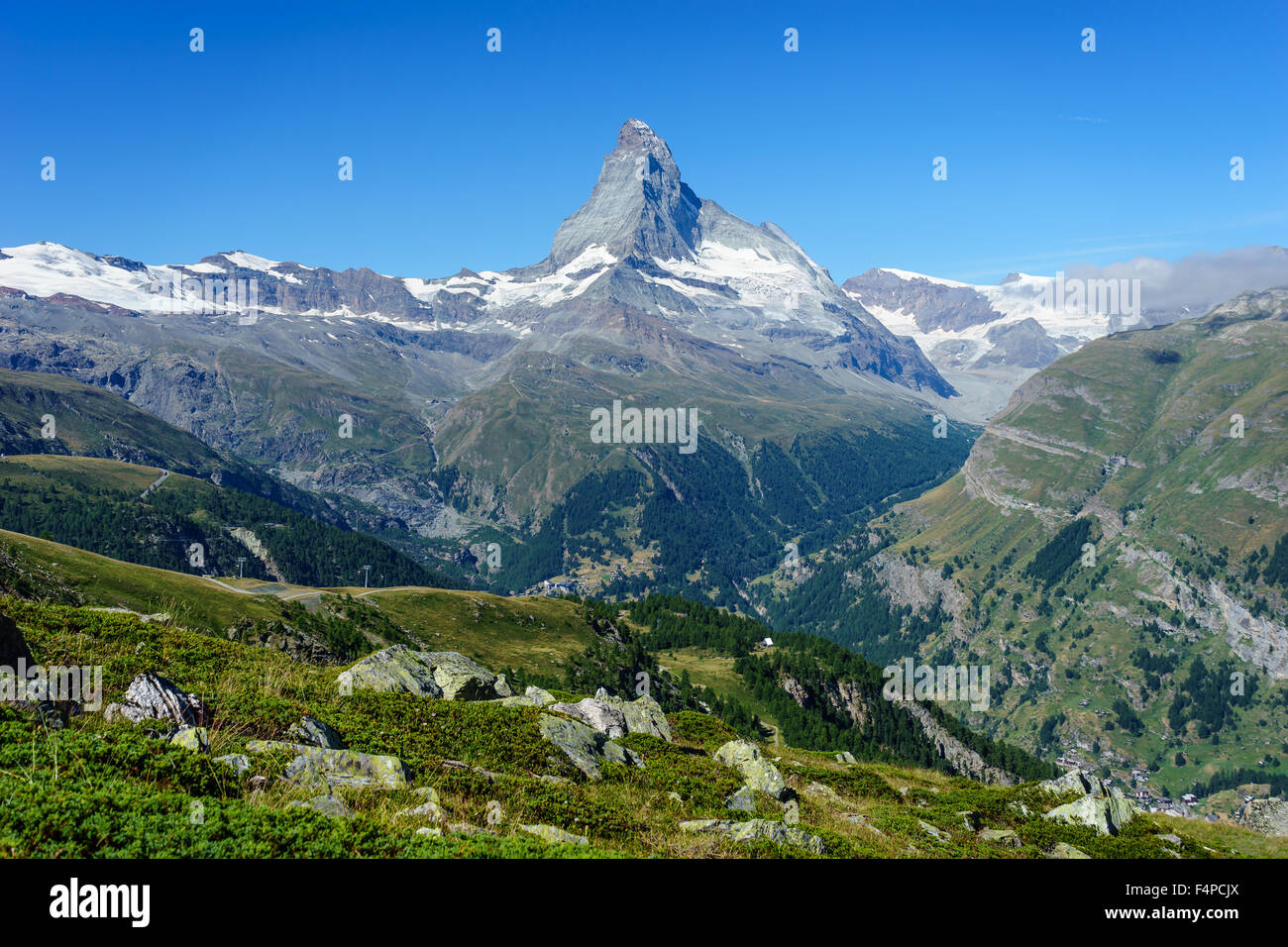 Vista del famoso Cervino peak nelle Alpi Svizzere. Luglio, 2015. Il Cervino, Svizzera. Foto Stock