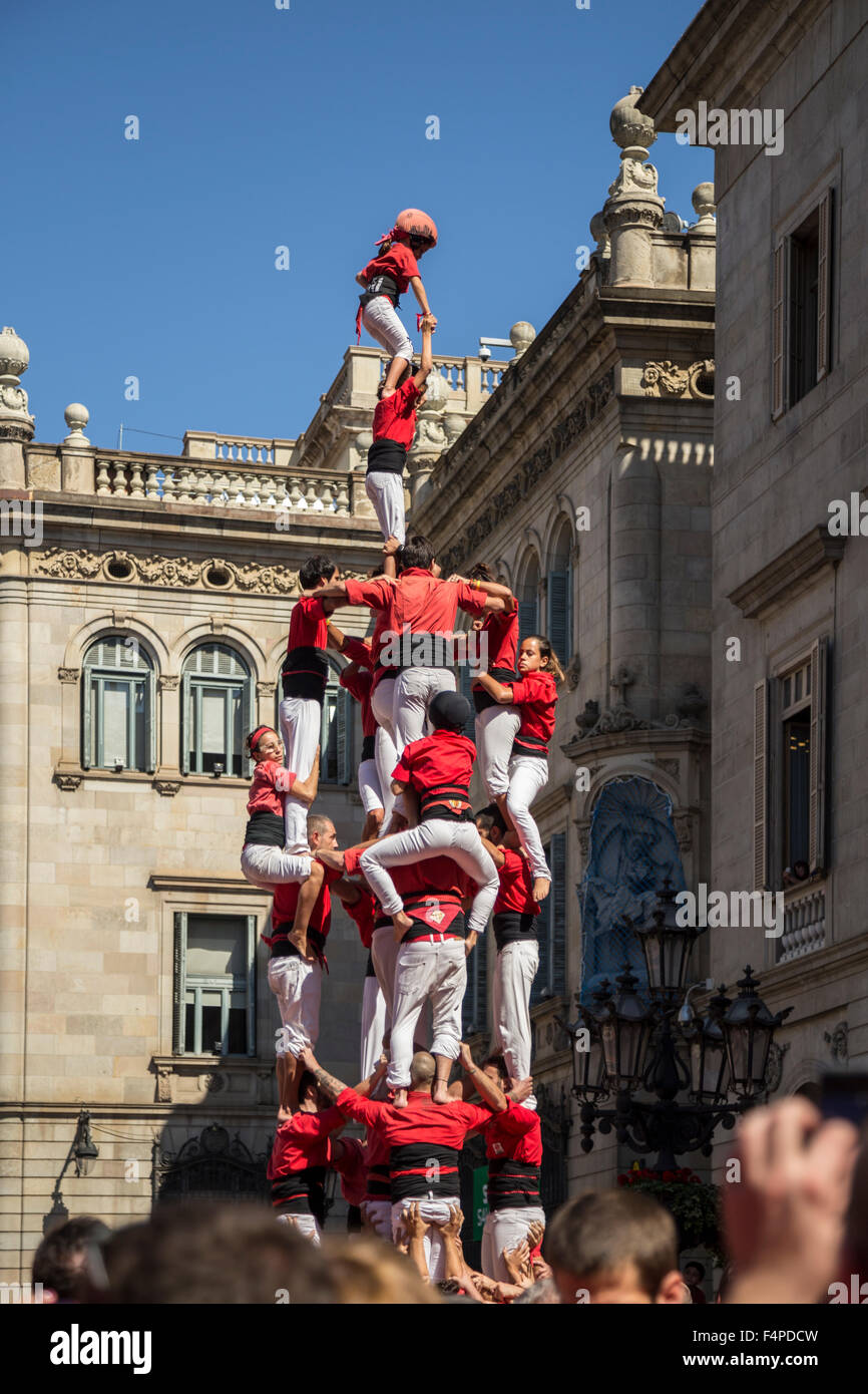 Barcellona, Spagna - 20 Settembre 2015: Castelers presso la merce. Il castello di umana edificio è una tradizione catalana ed è un'UNESCO ma Foto Stock