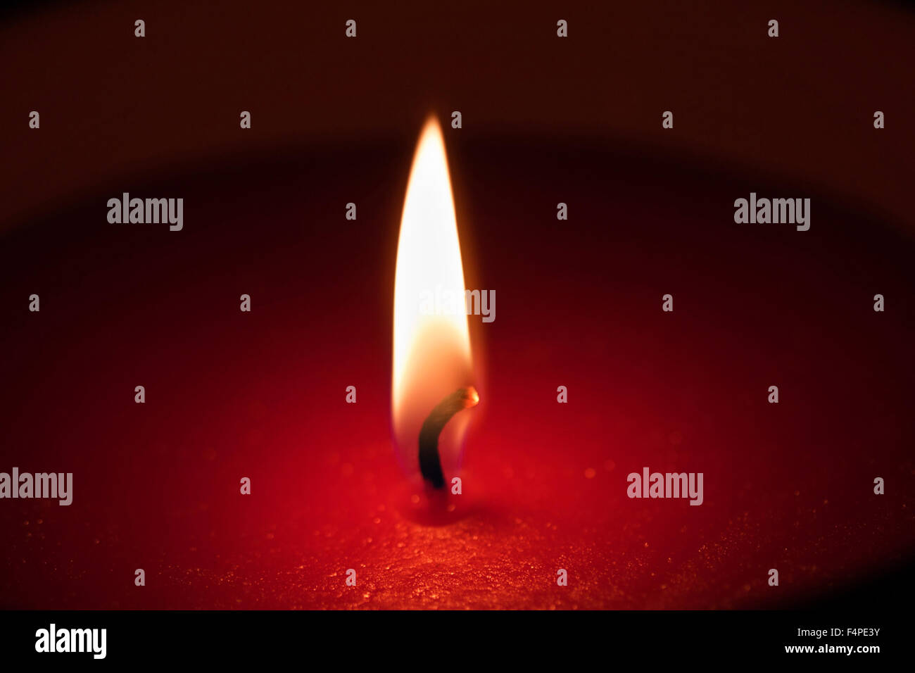 Una chiusura di una luce di candela su sfondo nero Foto Stock