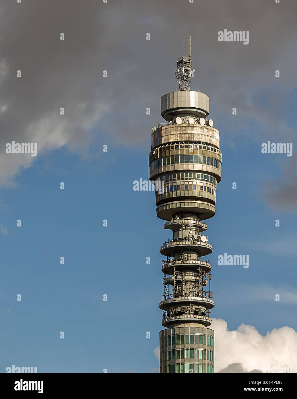 Vista,tv,Londra,SKY,segnale,rete,torre,tv, comunicazione,televisione,broadcasting,revolvin,nuvole,british,l'architettura Foto Stock