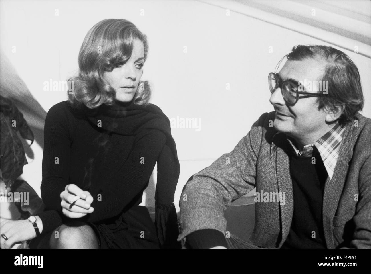 Sul set, Romy Schneider e Claude Chabrol / le mani sporche / 1975 diretto da Claude Chabrol Foto Stock
