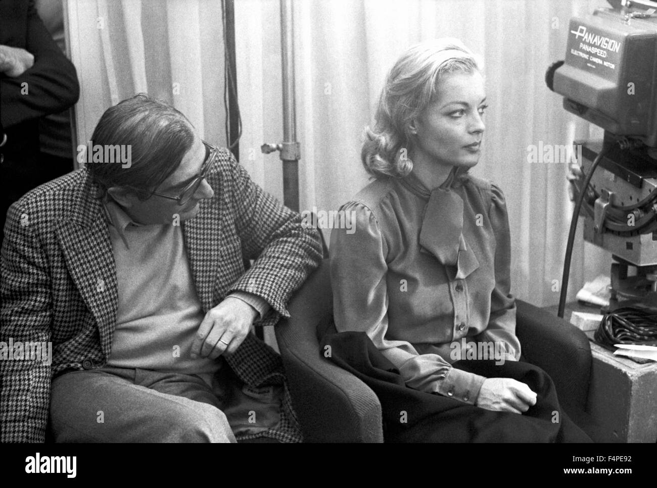 Sul set, Claude Chabrol e Romy Schneider / le mani sporche / 1975 diretto da Claude Chabrol Foto Stock