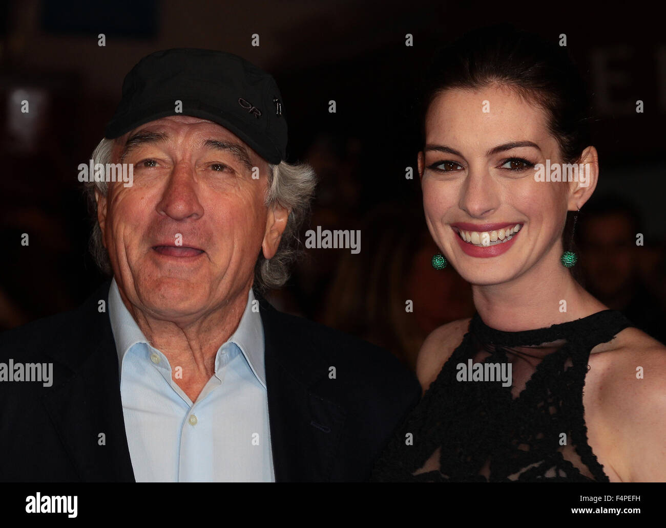 Londra, UK, 27 Sep 2015: Anne Hathaway e Robert De Niro frequentare l'intern premiere del film a Londra Foto Stock