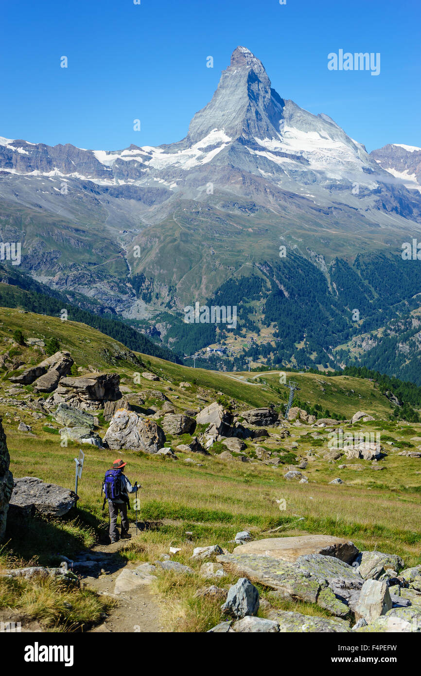 Visualizzazione verticale di un escursionista trekking attraverso il Cervino Trail. Luglio, 2015. Il Cervino, Svizzera. Foto Stock