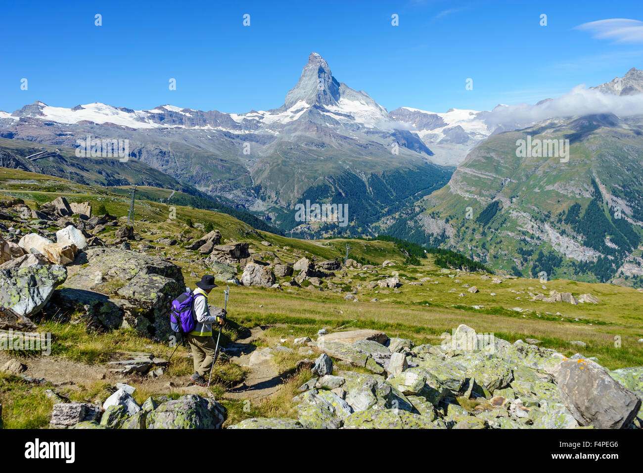 Escursionista trekking attraverso il Cervino Trail. Luglio, 2015. Il Cervino, Svizzera. Foto Stock