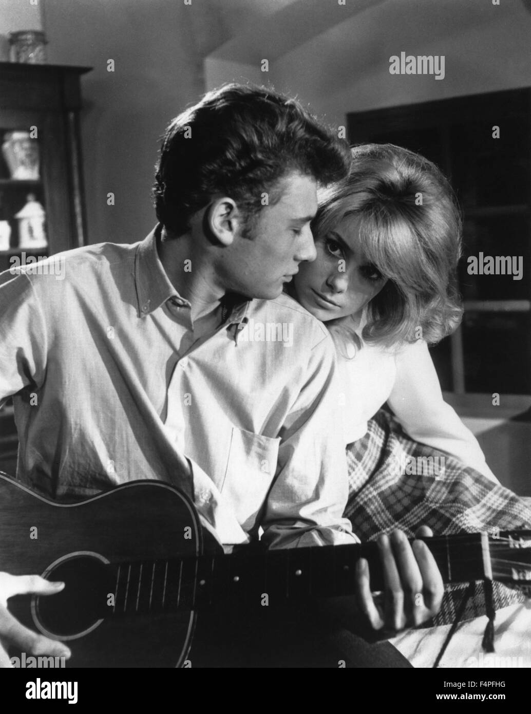 Johnny Hallyday e Catherine Deneuve / letti e Broads / 1961 diretto da Marc Allegret e Michel Boisrond Foto Stock