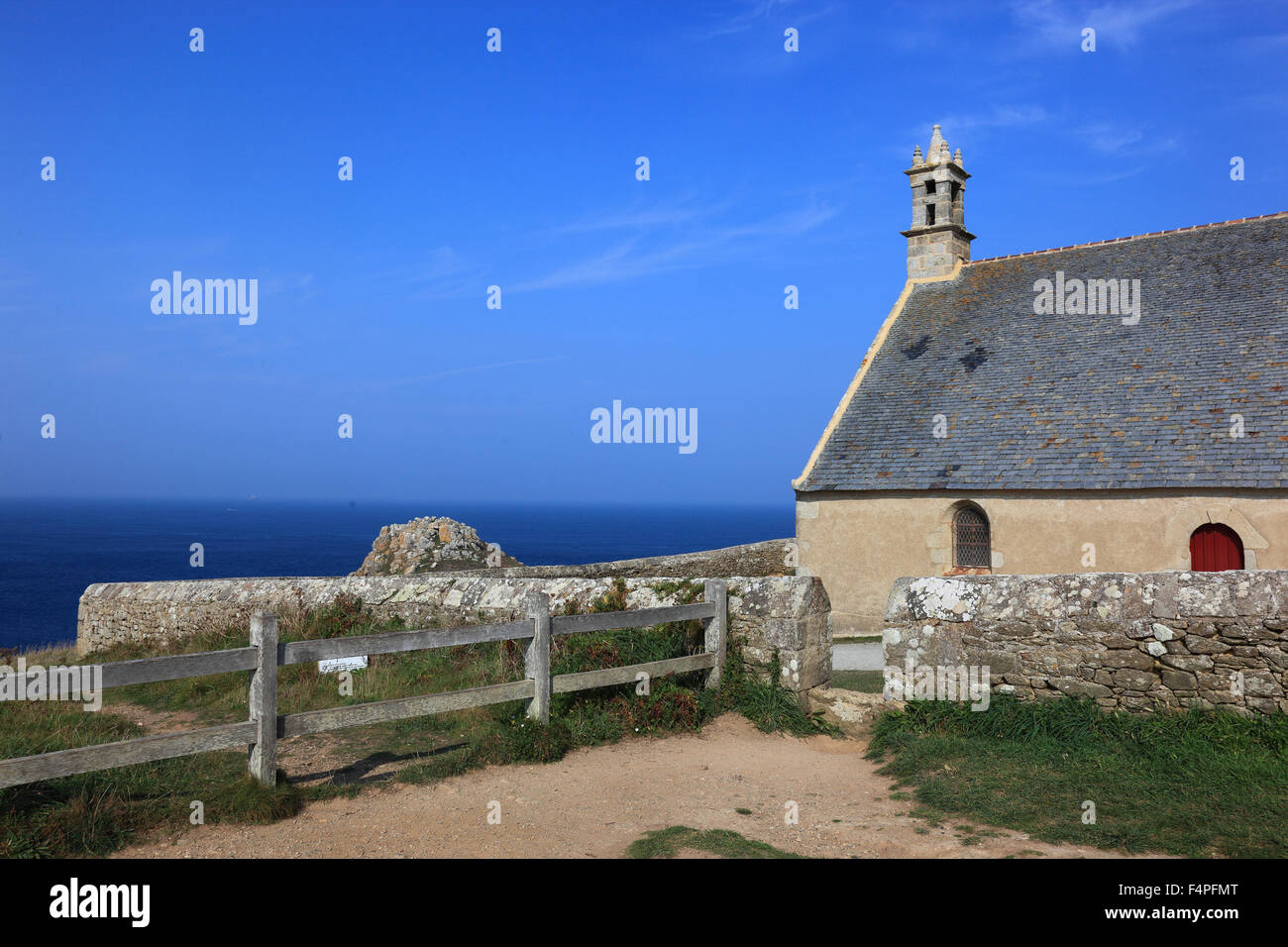 Francia, Bretagna, il roccioso Cap Sizun, Cappella Saint-They a Pointe du Van Foto Stock
