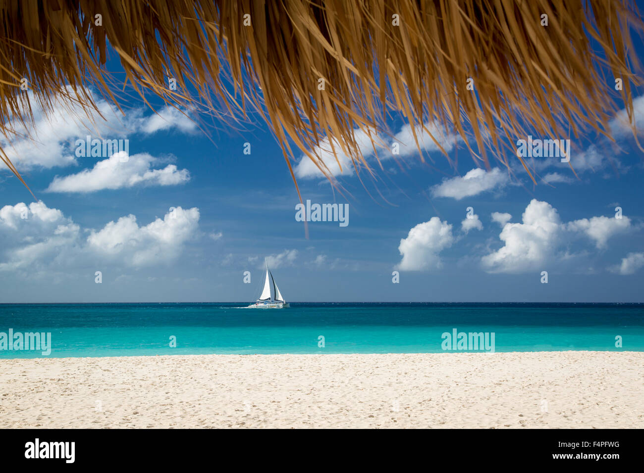 Barca a vela off Eagle Beach, Aruba, Antille Foto Stock
