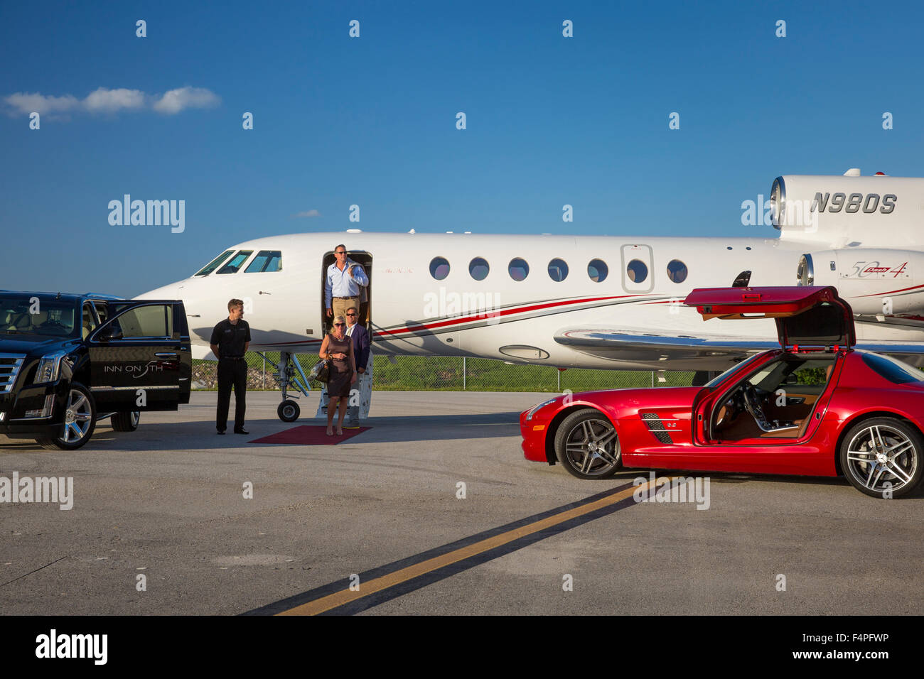 Passeggeri uscire Dassault Falcon 50 aviogetti in naples, florida, Stati Uniti d'America Foto Stock