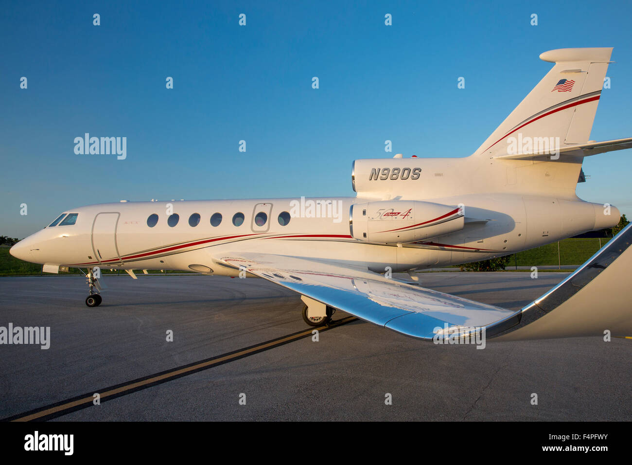 Dassault Falcon 50 jet aeromobili parcheggiati in Naples, Florida, Stati Uniti d'America Foto Stock
