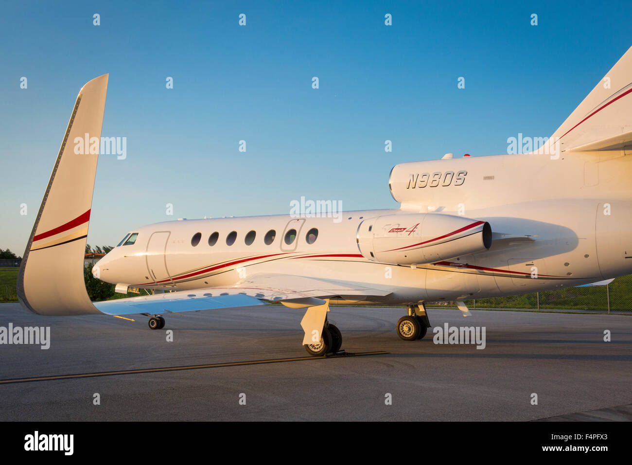 Dassault Falcon 50 jet aeromobili parcheggiati in Naples, Florida, Stati Uniti d'America Foto Stock