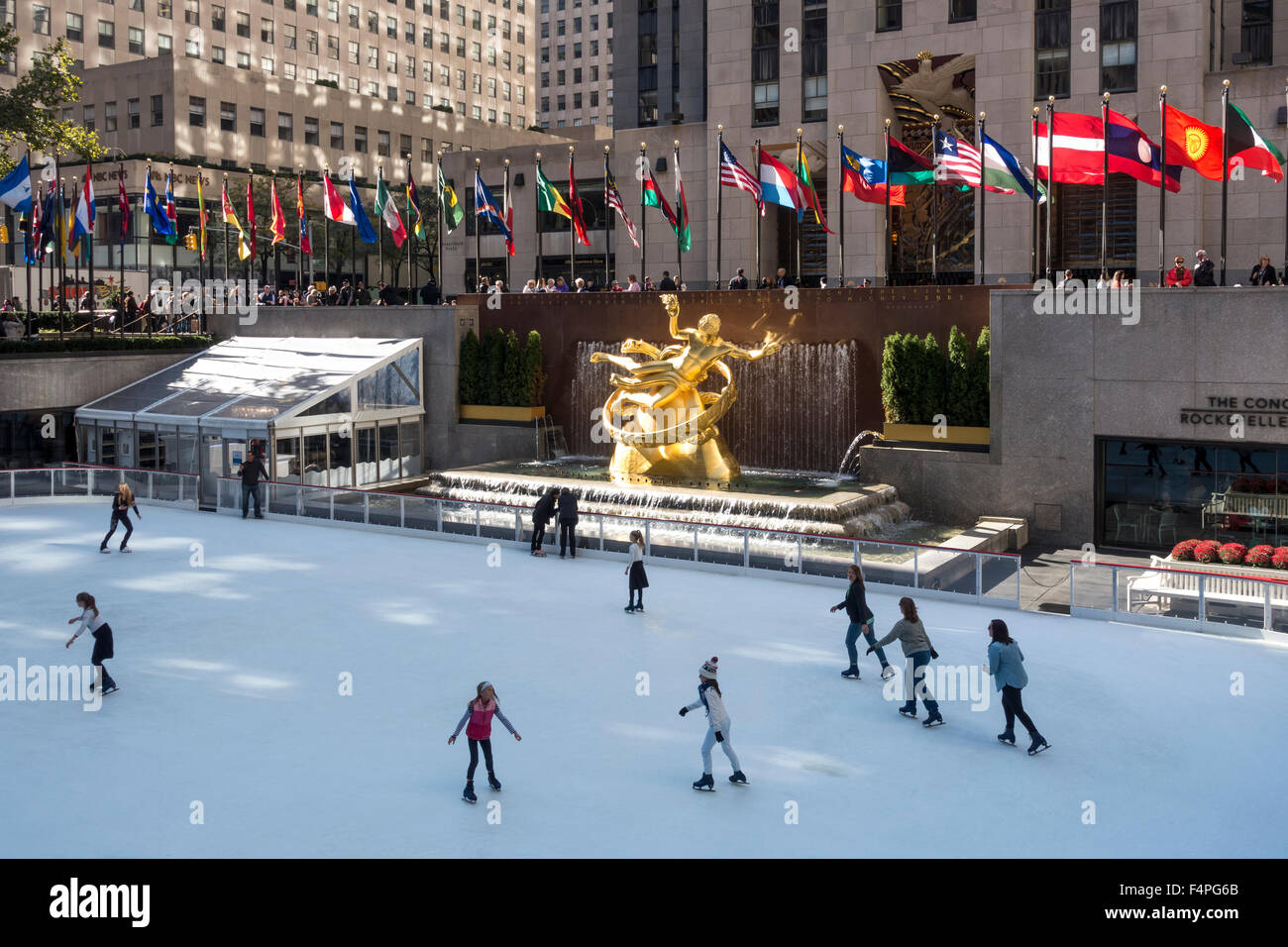 Il Rockefeller Center pista di pattinaggio su ghiaccio nel centro di Manhattan a New York City Foto Stock