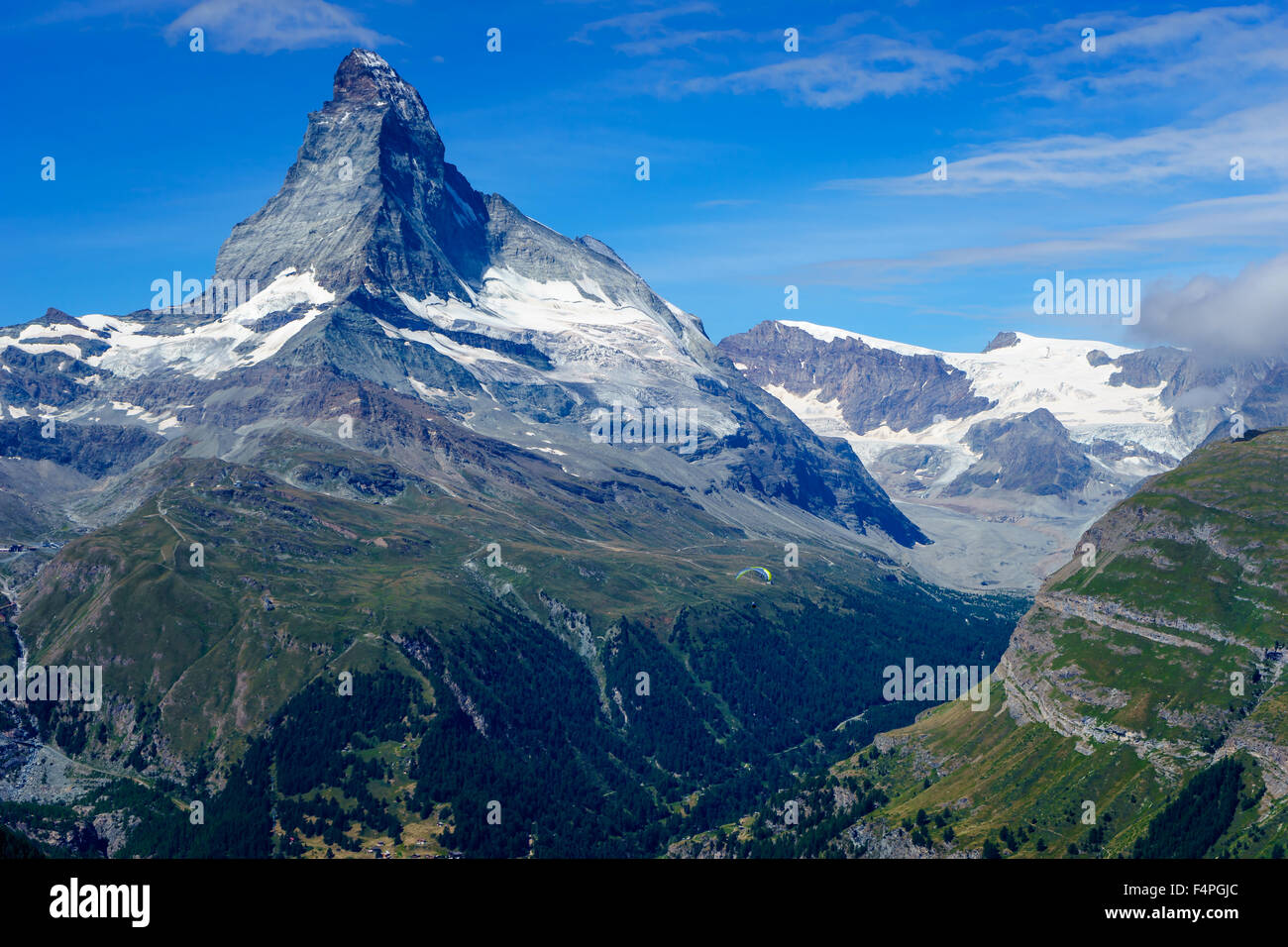 Visione chiara del Cervino picco nella parte sinistra della foto. Luglio, 2015. Il Cervino, Svizzera. Foto Stock