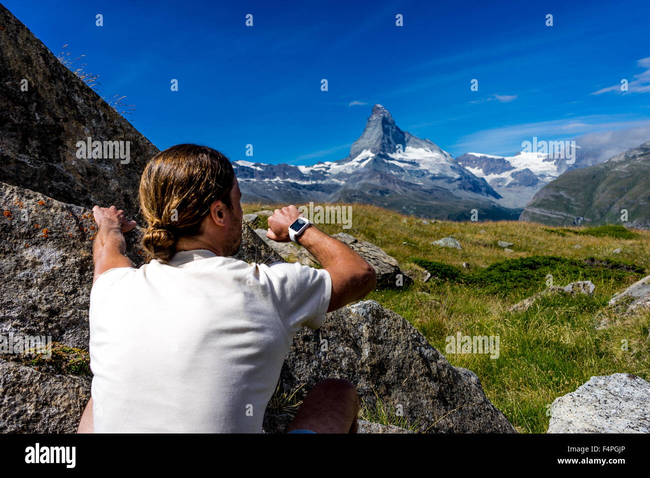 Climber di robusti controlli smartwatch sotto il picco sul Cervino. Luglio, 2015. Il Cervino, Svizzera. Foto Stock